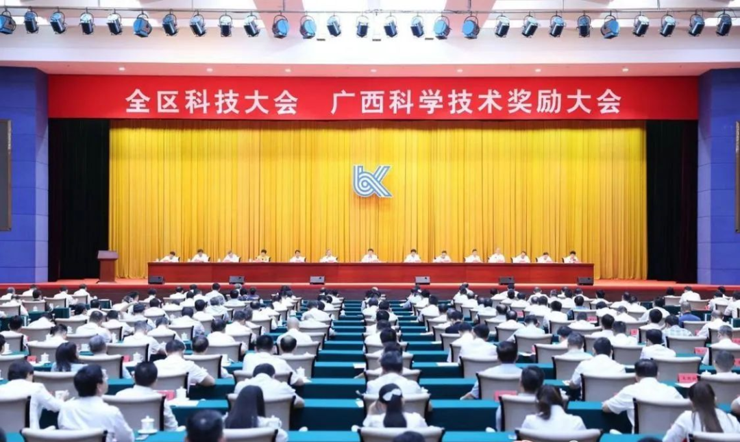 �ݶȿƼ��ٻ������ѧ����ǰ�������Ƚ�